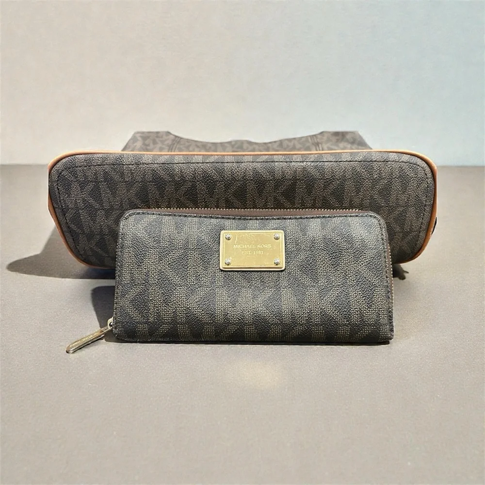 Michael Kors Brown Shoulder Bag wallet NOT included - Picture 3 of 3